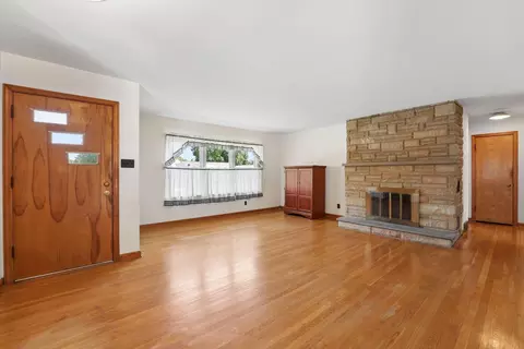 Living - 993 Lynwood Ave, Circleville, OH 43113 photo 3 of 5