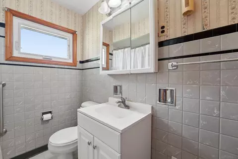 Bath - 993 Lynwood Ave, Circleville, OH 43113 photo 1 of 1
