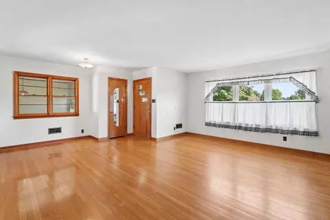 Living - 993 Lynwood Ave, Circleville, OH 43113 photo 2 of 5