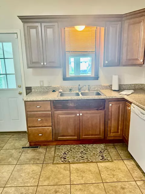 Kitchen - 414 E Mound St, Circleville, OH 43113 photo 3 of 4