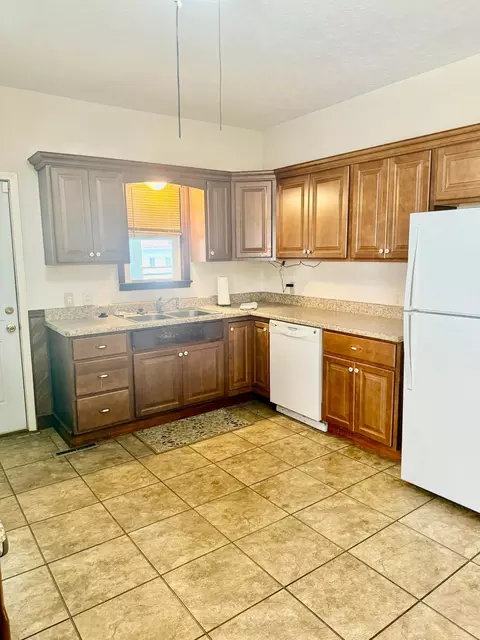 Kitchen - 414 E Mound St, Circleville, OH 43113 photo 1 of 4