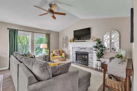 Living - 231 Stonemast Loop, Pataskala, OH 43062 photo 2 of 3