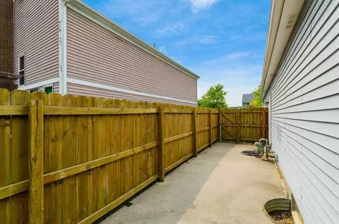 Exterior - 3188 Eppleworth Dr, Dublin, OH 43017 photo 4 of 8