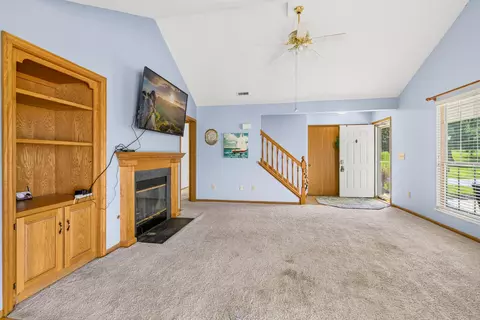 Living - 1291 Stratford Ct, Circleville, OH 43113 photo 2 of 8