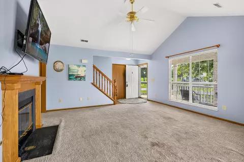 Living - 1291 Stratford Ct, Circleville, OH 43113 photo 3 of 8