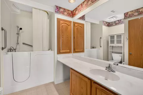 Bath - 1291 Stratford Ct, Circleville, OH 43113 photo 2 of 3