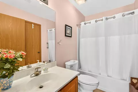 Bath - 1291 Stratford Ct, Circleville, OH 43113 photo 3 of 3