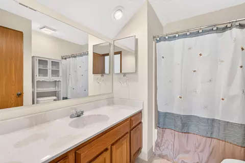 Bath - 1291 Stratford Ct, Circleville, OH 43113 photo 1 of 3
