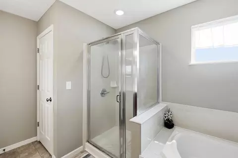 Bath - 1440 Shagbark St, Circleville, OH 43113 photo 3 of 4