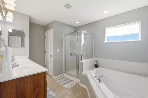 Bath - 1440 Shagbark St, Circleville, OH 43113 photo 2 of 4