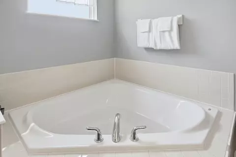 Bath - 1440 Shagbark St, Circleville, OH 43113 photo 4 of 4