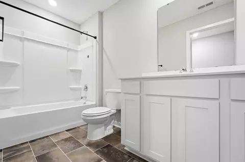 Bath - 384 Kells Ct E, Newark, OH 43055 photo 3 of 3