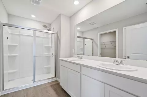 Bath - 384 Kells Ct E, Newark, OH 43055 photo 2 of 3
