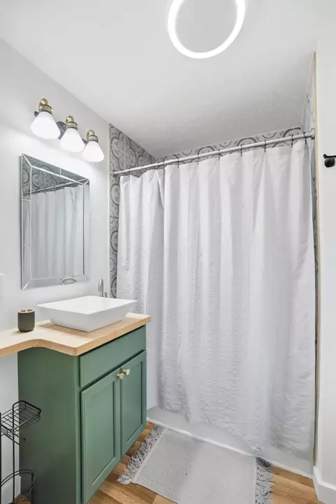Bath - 362 Ludlow Ave, Springfield, OH 45505 photo 4 of 4