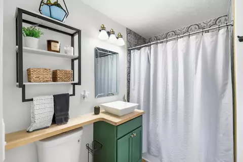 Bath - 362 Ludlow Ave, Springfield, OH 45505 photo 3 of 4