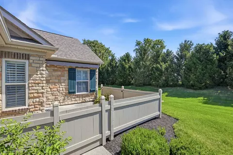 Exterior - 752 Lambton Cir E, Lancaster, OH 43130 photo 5 of 12