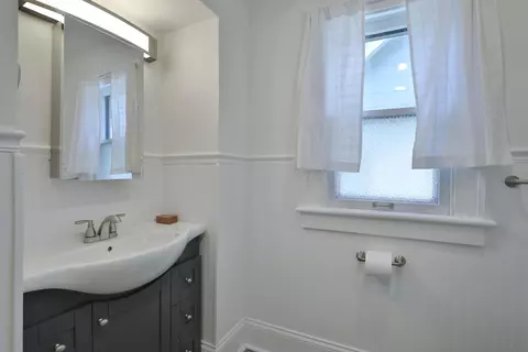 Bath - 306 Crestview Rd, Columbus, OH 43202 photo 2 of 4