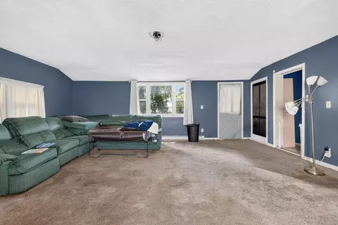 Living - 844 Central Dr, Marion, OH 43302 photo 4 of 4