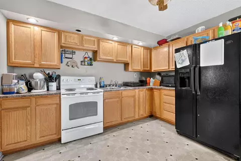Kitchen - 844 Central Dr, Marion, OH 43302 photo 2 of 3