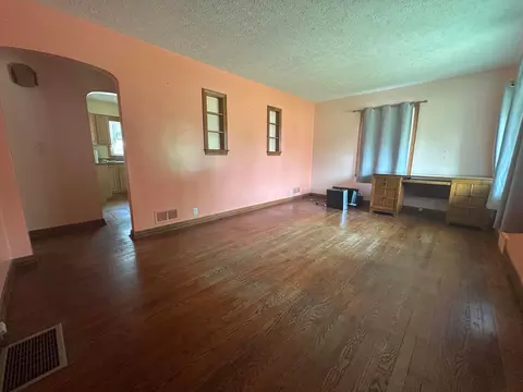 Living - 770 Walker St, Newark, OH 43055 photo 1 of 3