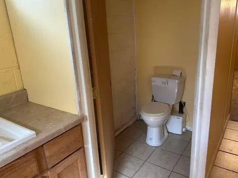Bath - 770 Walker St, Newark, OH 43055 photo 4 of 4