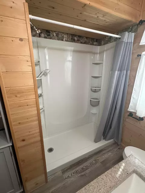 Bath - 770 Walker St, Newark, OH 43055 photo 2 of 4