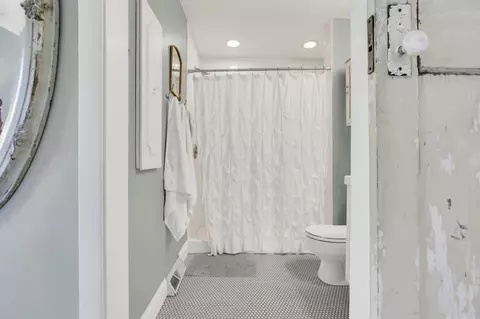 Bath - 4375 Castleton Rd, Columbus, OH 43220 photo 5 of 8