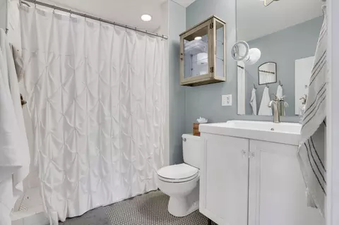 Bath - 4375 Castleton Rd, Columbus, OH 43220 photo 6 of 8