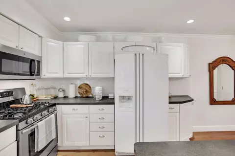 Kitchen - 4375 Castleton Rd, Columbus, OH 43220 photo 7 of 9