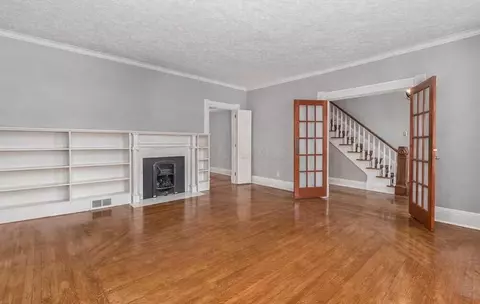 Living - 207 E Wheeling St, Lancaster, OH 43130 photo 1 of 3