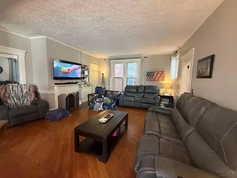 Living - 207 E Wheeling St, Lancaster, OH 43130 photo 2 of 3