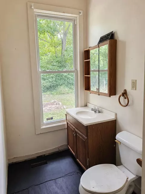 Bath - 246 S Hubert Ave, Springfield, OH 45505 photo 3 of 4