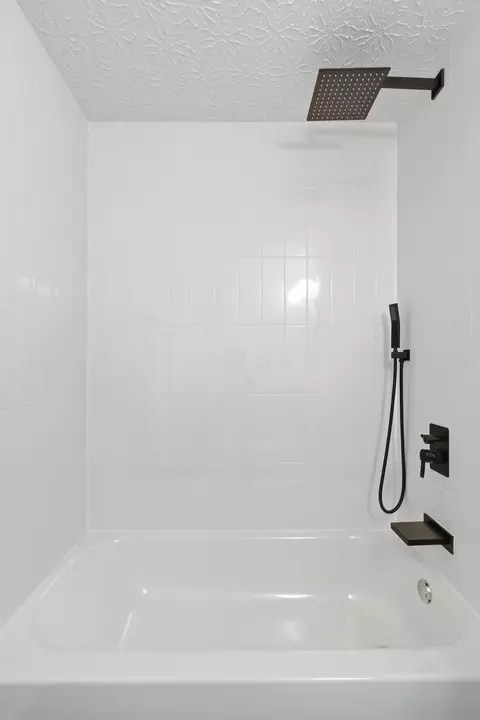 Bath - 8669 Ripton Dr, Powell, OH 43065 photo 5 of 9