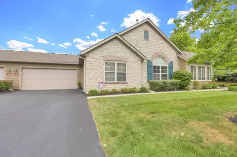 100 Stonegate Dr, Pataskala, OH 43062