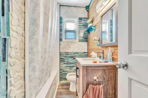 Bath - 124 Albert St, Cincinnati, OH 45217 photo 2 of 2