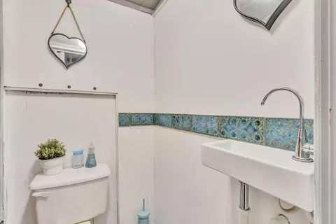 Bath - 124 Albert St, Cincinnati, OH 45217 photo 1 of 2