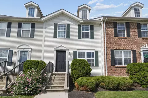 1079 Shady Lake Dr, Columbus, OH 43228
