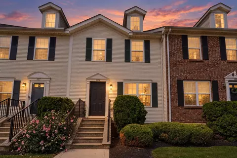 1079 Shady Lake Dr, Columbus, OH 43228