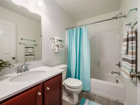 Bath - 655 E Beaumont Rd, Columbus, OH 43214 photo 2 of 2