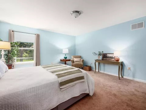 Bedroom - 655 E Beaumont Rd, Columbus, OH 43214 photo 2 of 5