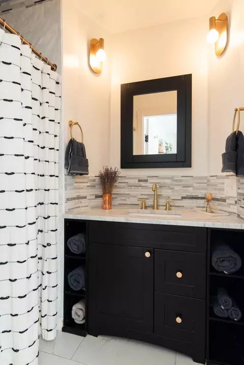 Bath - 384 E Beck St, Columbus, OH 43206 photo 7 of 14