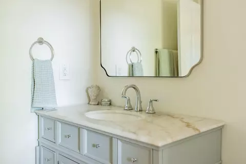 Bath - 384 E Beck St, Columbus, OH 43206 photo 3 of 14