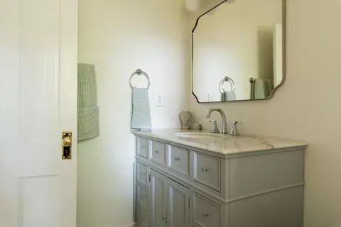 Bath - 384 E Beck St, Columbus, OH 43206 photo 2 of 14