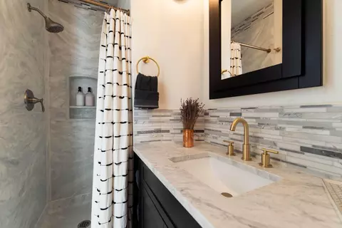 Bath - 384 E Beck St, Columbus, OH 43206 photo 8 of 14