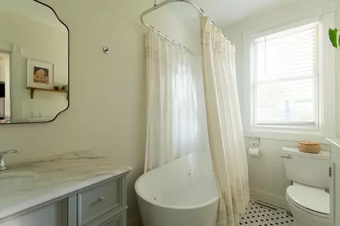 Bath - 384 E Beck St, Columbus, OH 43206 photo 1 of 14