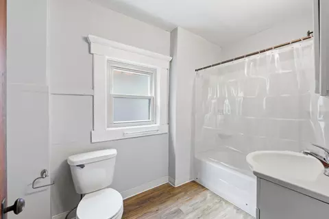Bath - 32 E Maynard Ave, Columbus, OH 43202 photo 1 of 2