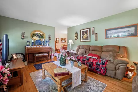 Living - 544 Edgewood Dr, Circleville, OH 43113 photo 3 of 5