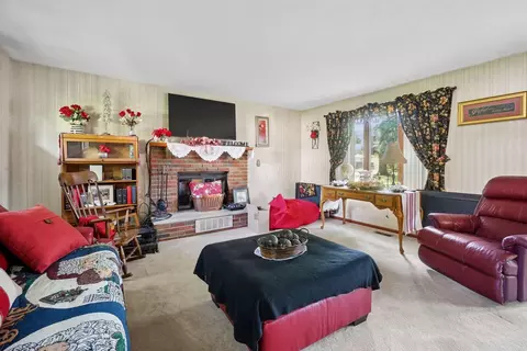 Living - 544 Edgewood Dr, Circleville, OH 43113 photo 4 of 5