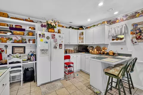 Kitchen - 544 Edgewood Dr, Circleville, OH 43113 photo 2 of 5