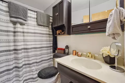 Bath - 544 Edgewood Dr, Circleville, OH 43113 photo 1 of 3